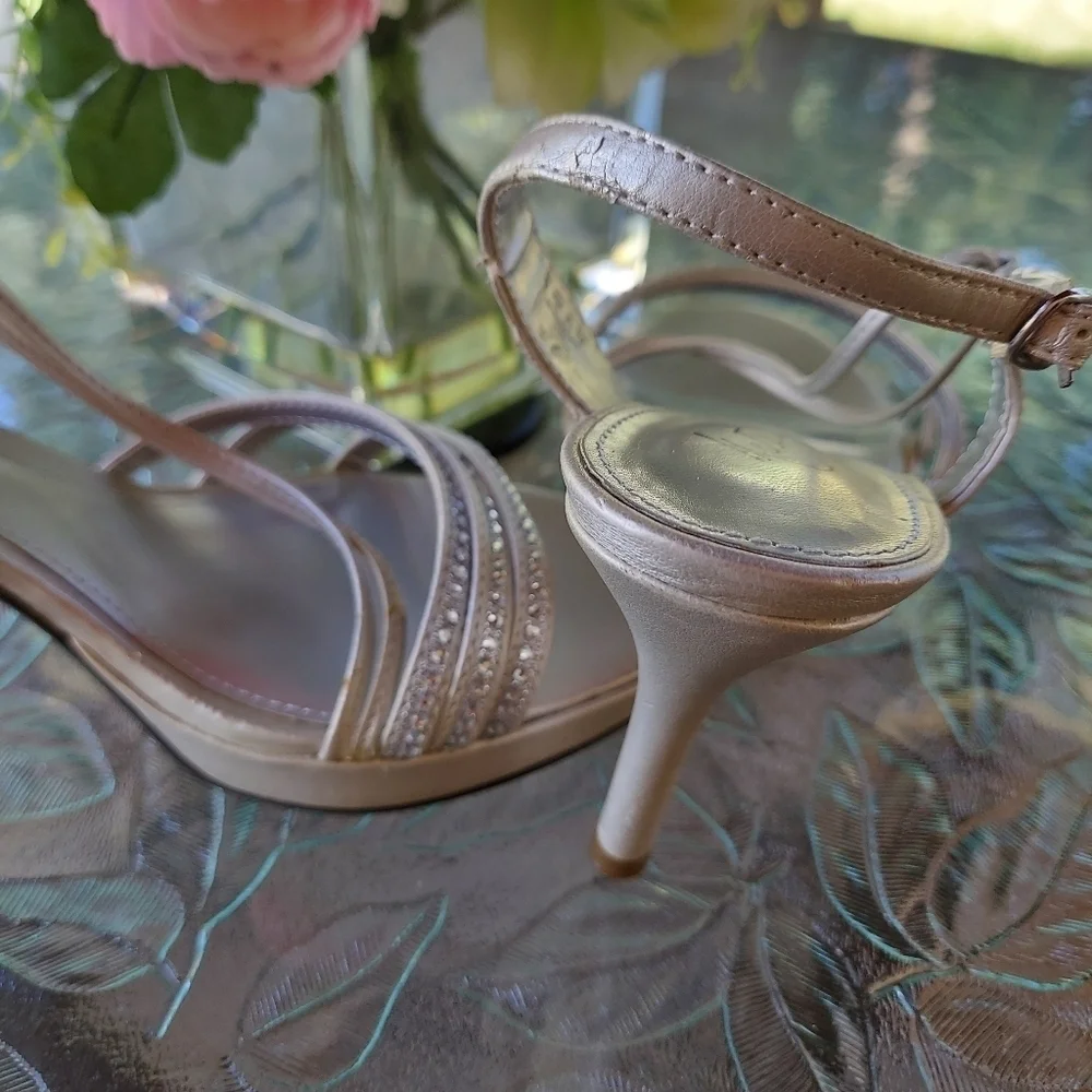 Verena gray silver woman's sandals. Size 8M Formal Wedding Bridesmaid Gift heal